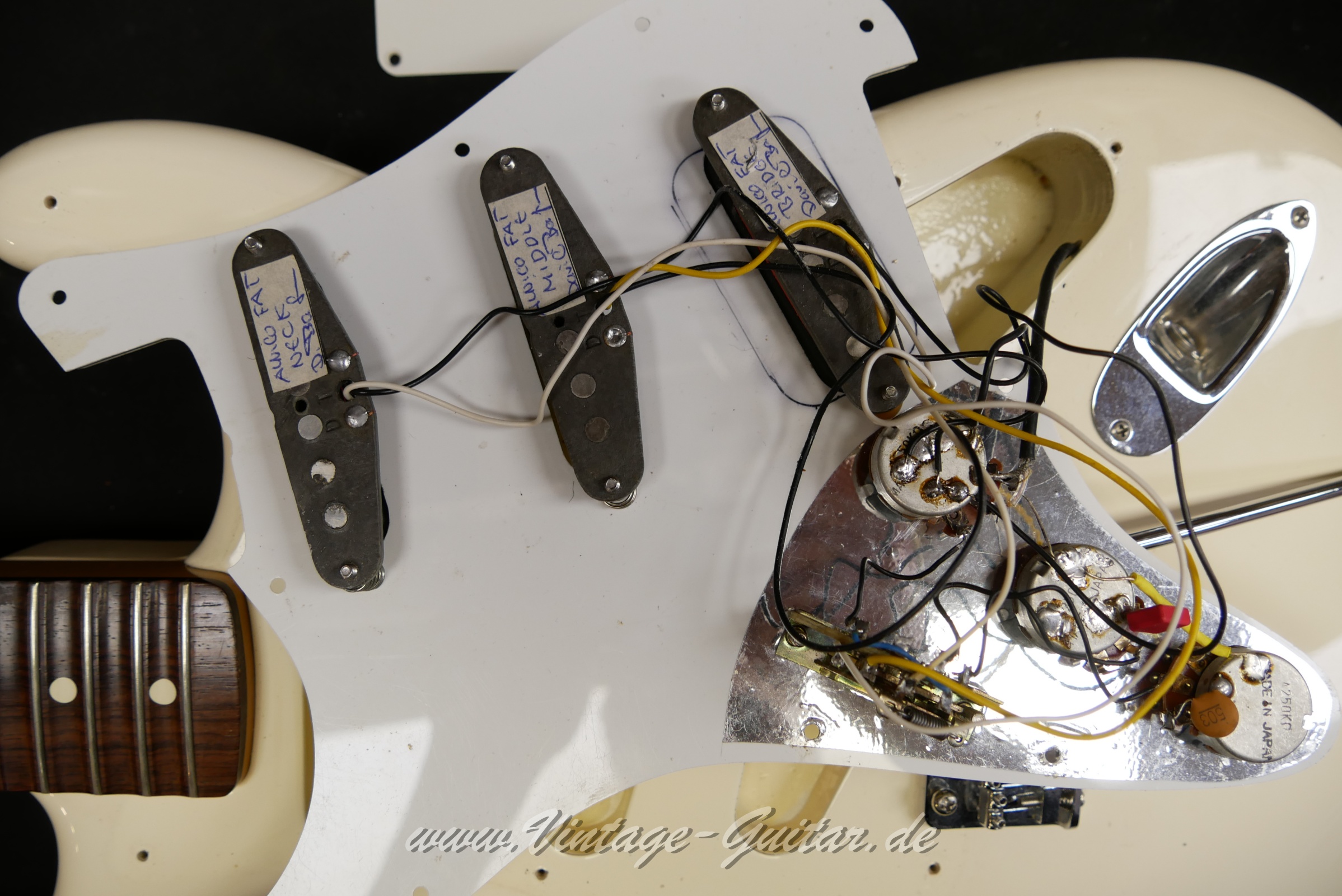 img/vintage/6174/fender_stratocaster_ritchieblackmore_mexico_2009_olympic white-013.JPG
